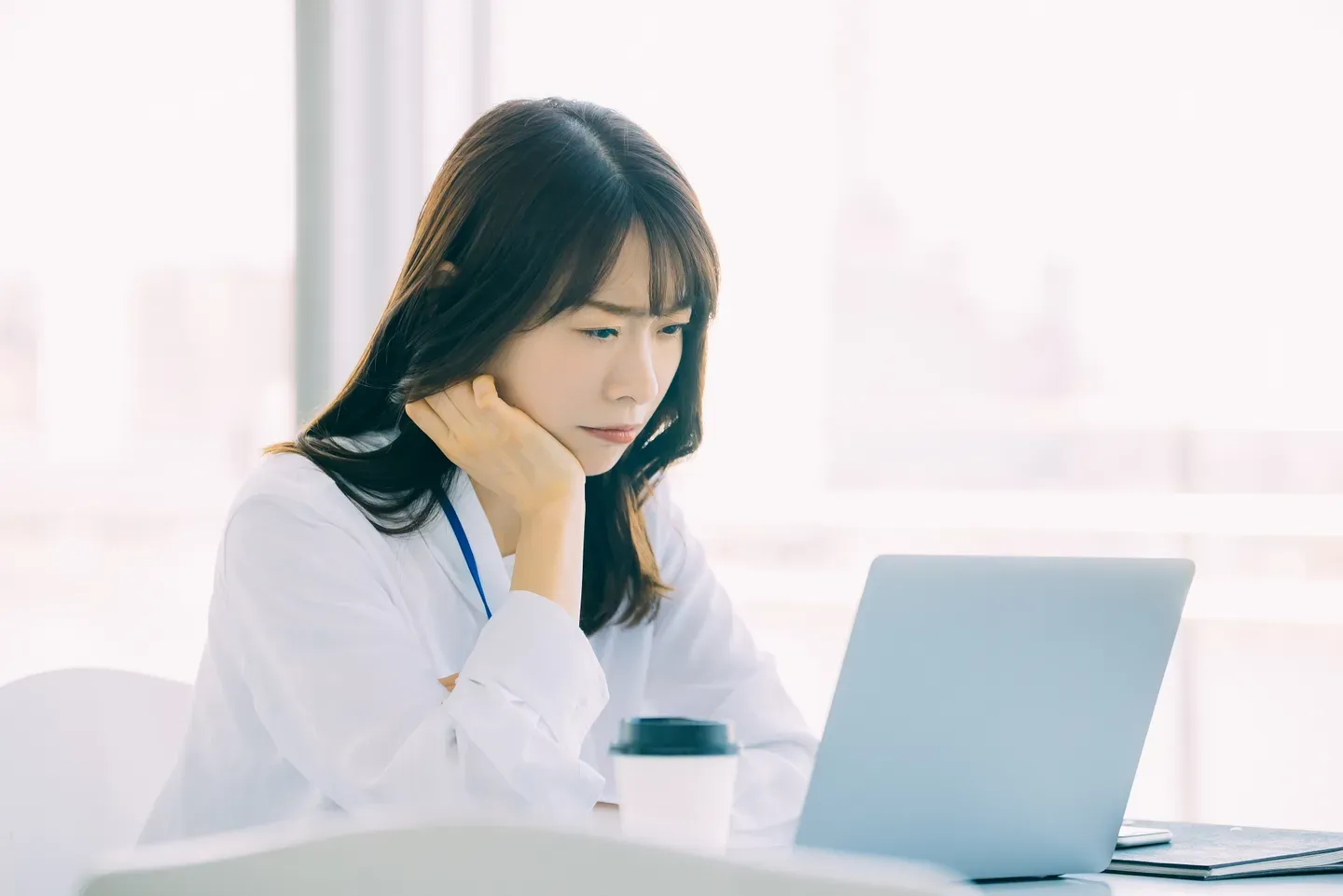 共働きの夫婦の暮らしをイメージした画像