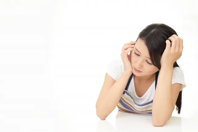 向き合って話す男女のイメージ画像