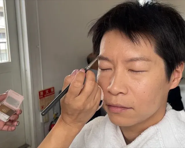 撮影の前にメイクをしてもらう代表仲人の岡