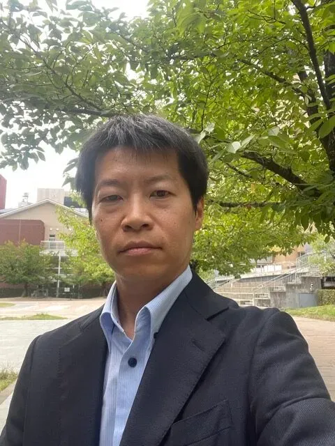 NG写真の例として撮った、代表仲人の岡の自撮り写真その1