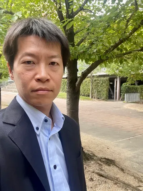 NG写真の例として撮った、代表仲人の岡の自撮り写真その2
